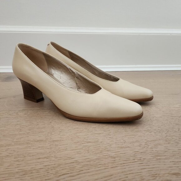Vintage 90s Bandolino cream heels size 8 narrow - Picture 3 of 13